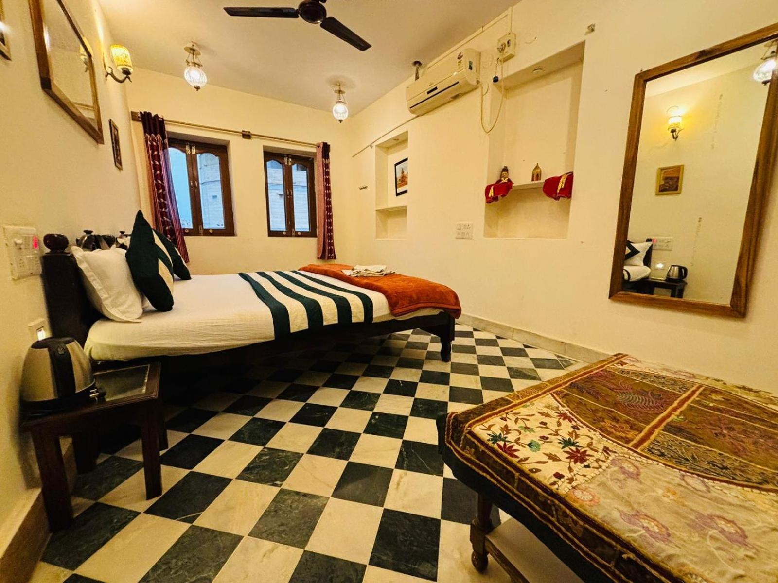 Hotel Renuka Джайсалмер Экстерьер фото
